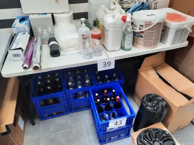 beaucoup de bouteilles et de récipients posés sur une table