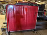 un écran rouge au milieu d'un entrepôt