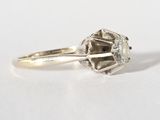 gros plan d'une bague en diamant sur une surface blanche