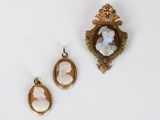 trois bijoux, dont une broche, un camée et un pendentif