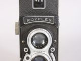 a black and white photo of a rolleiflex camera