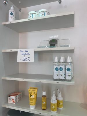 une étagère sur laquelle sont disposés de nombreux produits de soin de la peau de toutes sortes