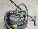 une photo d'un aspirateur posé par terre