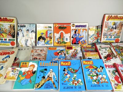 plusieurs livres posés ensemble sur une table