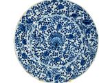 une image représentant une assiette bleue et blanche sur fond blanc