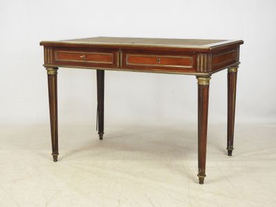 Bureau plat rectangulaire de style Louis XVI en acajou ouvra…