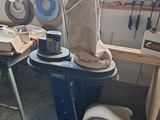 une photo d'un établi dans un atelier, sur lequel est posé un sac