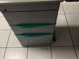 un bureau sur lequel se trouvent un ordinateur et un stylo