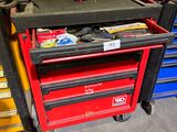 une boîte à outils rouge posée sur un établi