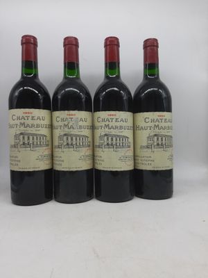 Quatre bouteilles de Château Châteaux sont alignées sur un fond blanc.