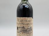 gros plan d'une bouteille de vin sur une surface blanche