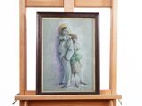 un tableau représentant une femme tenant un enfant dans ses bras, posé sur une étagère