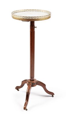 une table ancienne en bois avec un plateau en verre, sur fond blanc