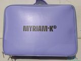 une valise violette sur laquelle figure un logo