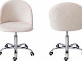 une paire de chaises de bureau blanches montées sur roulettes, sur fond blanc
