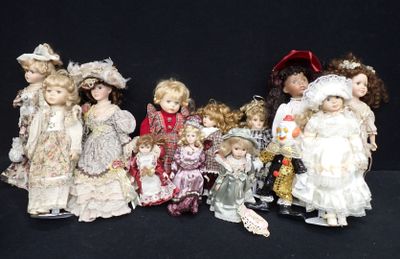 Réunion de douze poupées tête en porcelaine.