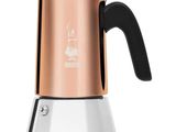 gros plan d'une cafetière sur fond blanc