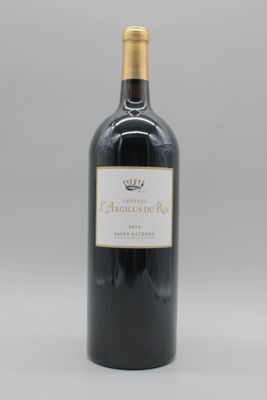 une bouteille de vin rouge posée sur une table blanche