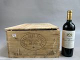 une bouteille de vin posée à côté d'une caisse en bois