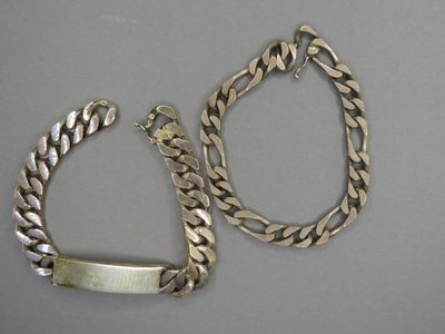 deux bracelets en argent et un bracelet orné d'une barre