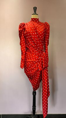 robe à pois rouges et blancs sur un présentoir pour mannequin