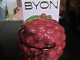 une pomme rouge posée sur une table noire