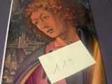 une photo d'un tableau représentant un homme tenant un bout de papier à la main