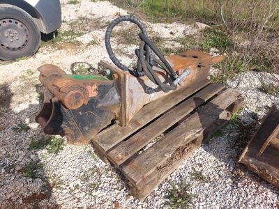 une palette en bois posée par terre à côté d'un camion