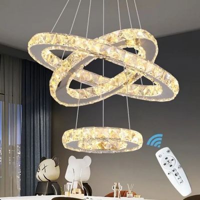 une photo d'un salon avec un lustre et une télécommande
