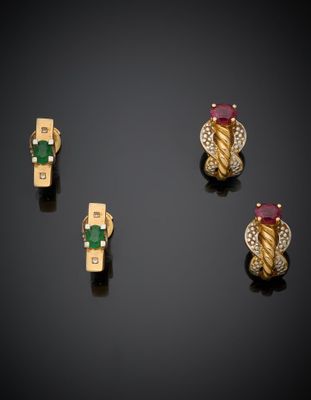 trois paires de boucles d'oreilles en or et émeraude et une paire de boucles d'oreilles