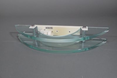 une photo d'une étagère en verre sur laquelle se trouve une télécommande
