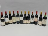 plusieurs bouteilles de vin sont alignées sur une surface blanche