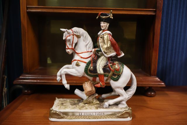 CAPODIMONTE « Le prince Eugène ». Porcelaine H : 24x28