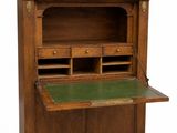 un vieux bureau en bois avec un plateau vert et des tiroirs