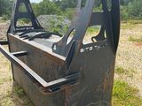un gros plan sur une fourche dans un champ d'herbe