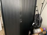 une armoire noire sur laquelle est posé un ordinateur portable