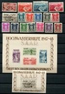 un ensemble de timbres sur un tableau noir, avec l'image d'un bâtiment en arrière-plan