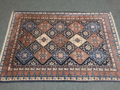 un tapis bleu et rouge orné d'un motif en losanges