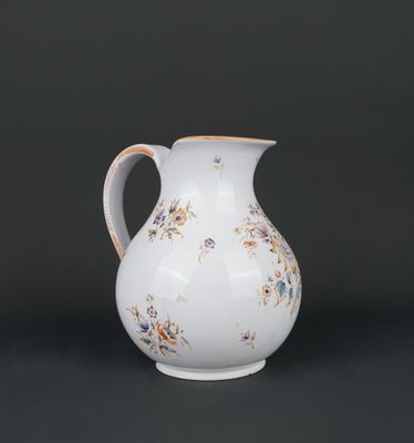 une image représentant un vase blanc orné de fleurs