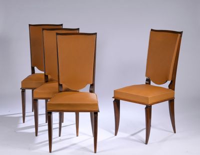 trois chaises avec des dossiers recouverts de cuir et des pieds en bois