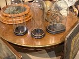 beaucoup de clochettes posées sur une table dans une pièce