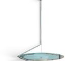 un gros plan d'une lampe suspendue à un luminaire de plafond