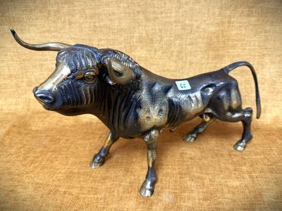 une statue de taureau avec une étiquette autour du cou
