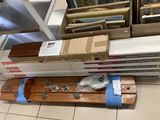 une pile de cartons posée par terre à côté d'un skateboard
