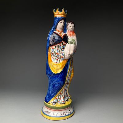 l'image d'une statue représentant une femme tenant un enfant dans ses bras