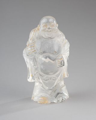 une image représentant une statue de Bouddha en verre sur fond gris