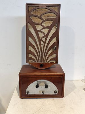 une vieille radio posée sur une table