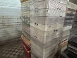 de nombreuses piles de cartons empilées les unes sur les autres