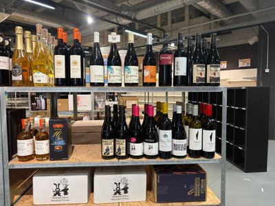 de nombreuses bouteilles de vin sur les étagères du magasin