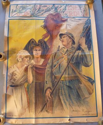 une photo d'une affiche sur le mur d'un bâtiment